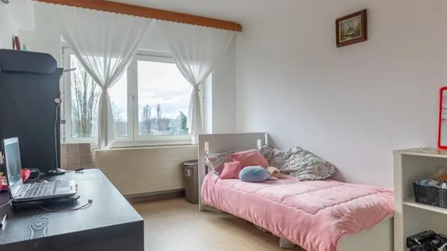 Spacious Anderlecht Apartment with Ponds Views & Garage Box - Image 4