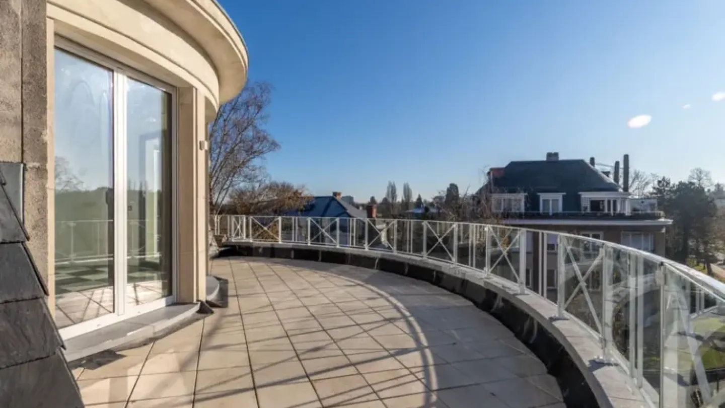 Exceptional Brussels Penthouse with Terrace & Modern Amenities - Image 2