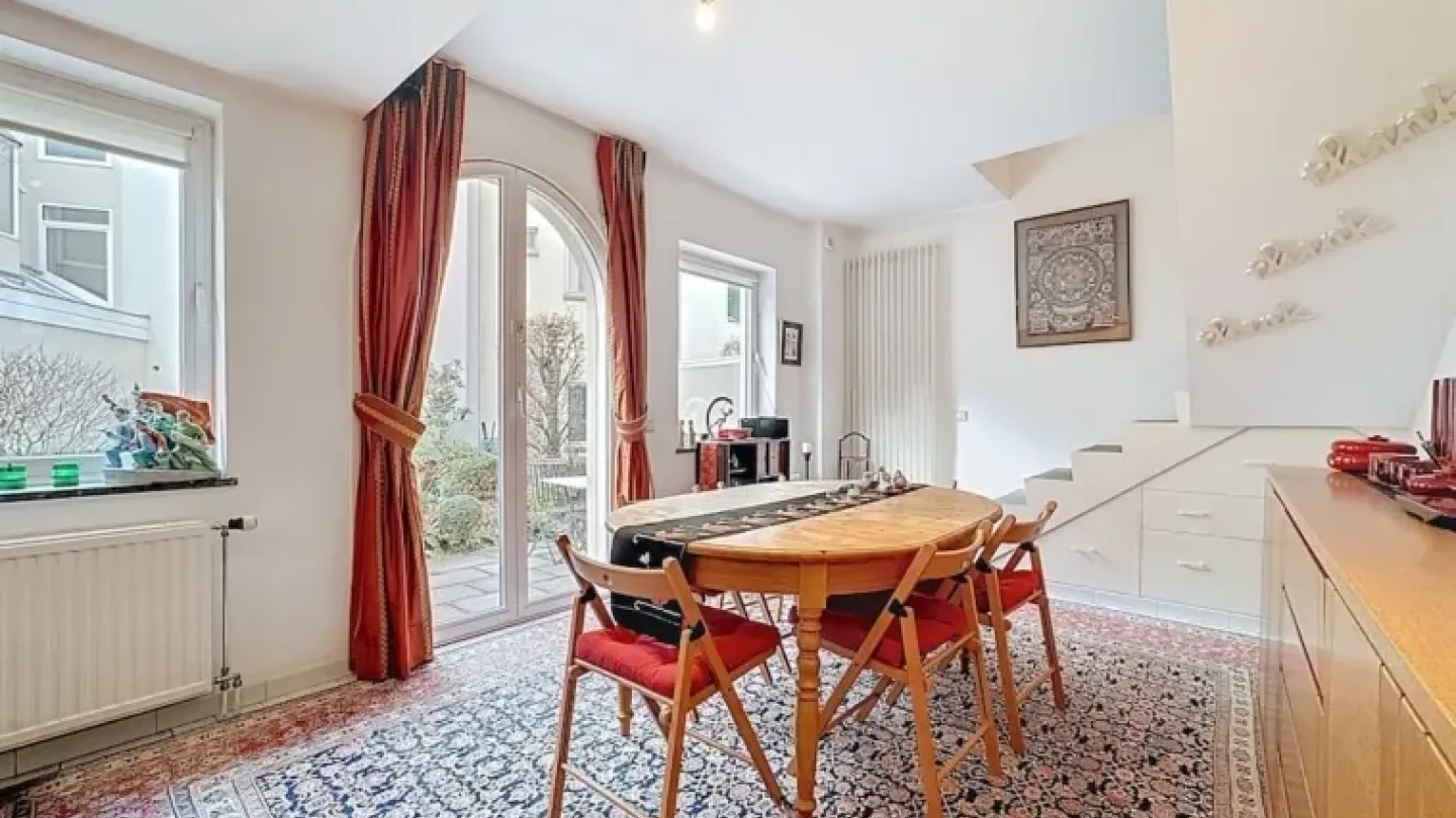 Spacious 3-Bedroom House with Outdoor Space in Brussels' Sablon - Image 2