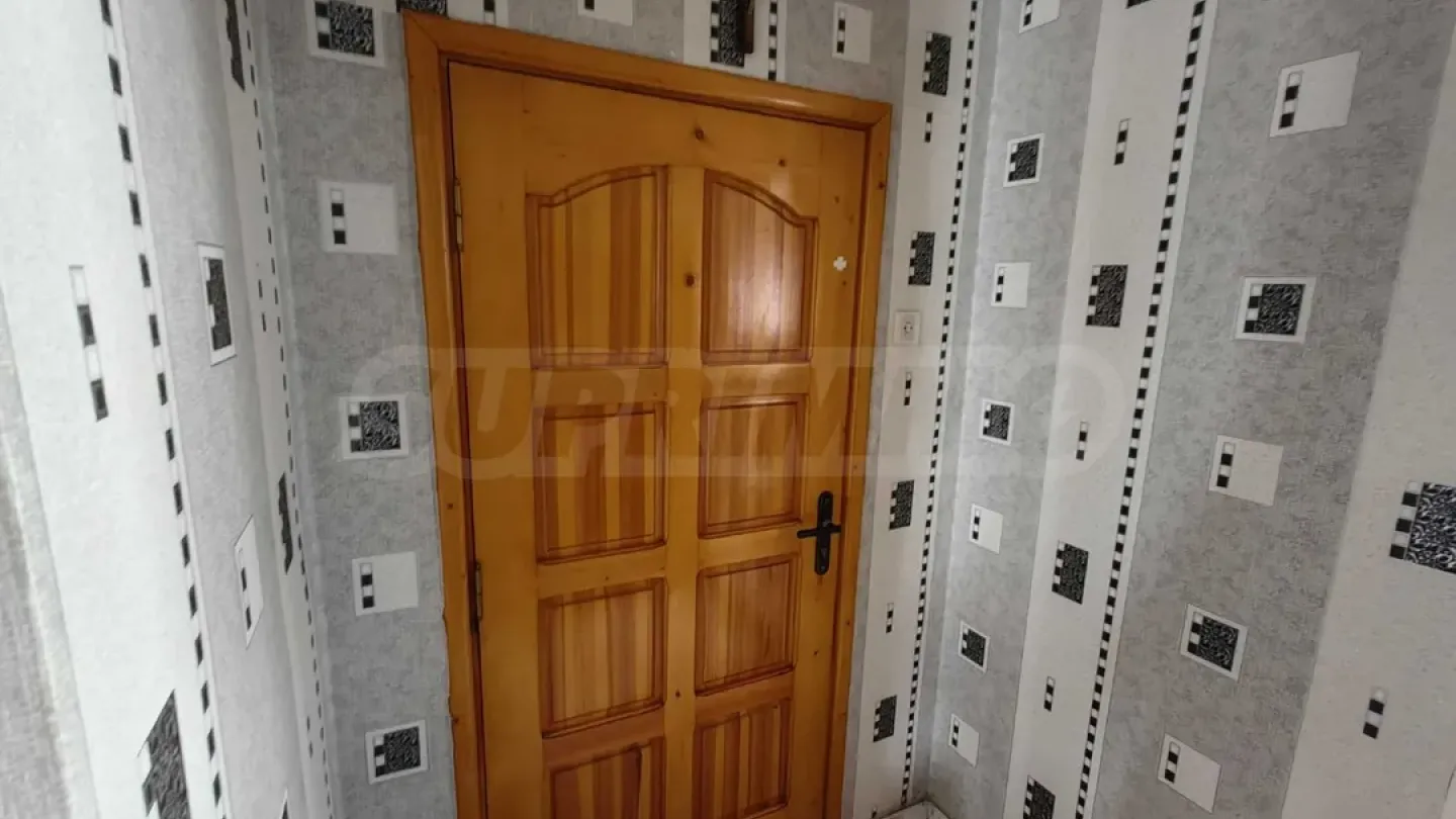 Spacious 2-Bed Apartment w/ Garage & Garden - Image 5