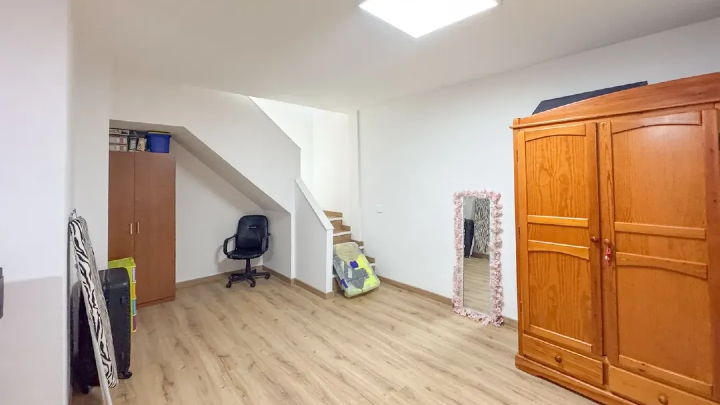 Spacious 5-Bedroom Triplex with Large Terrace in Almería - Image 5