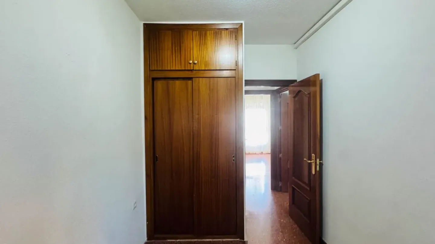 Spacious 4-Bedroom Apartment with Terrace in Almería, Spain - Image 2