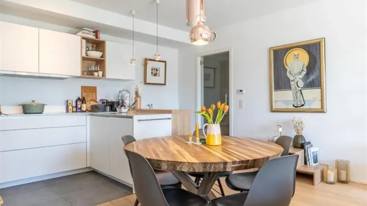 South-Facing Terrace, Parking & Modern Amenities in Ukkel Apartment - Image 1