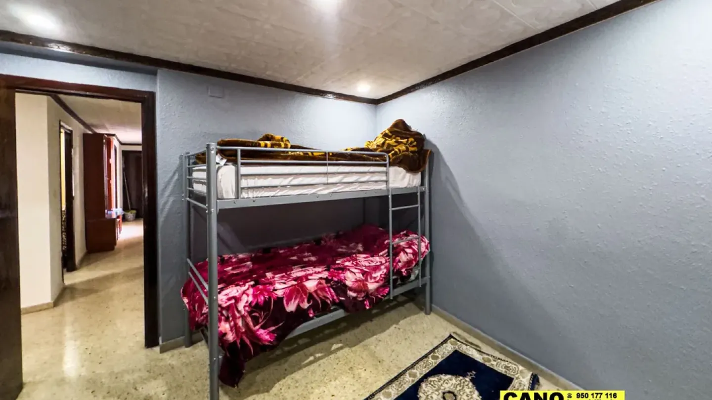 Spacious 4-Bedroom Apartment in Sunny Roquetas de Mar, Spain - Image 3