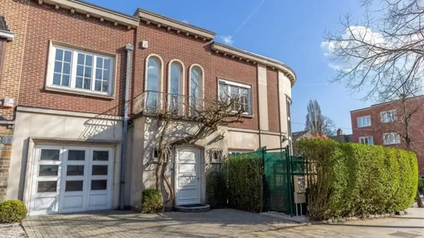 Spacious 4-Bedroom House with Rooftop & Parking in Ukkel - Image 4