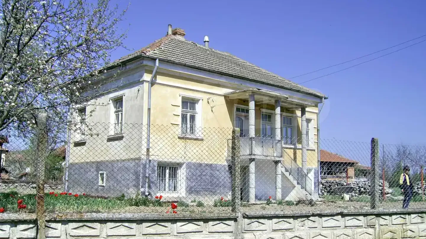 Charming South-Facing House with Land in Picturesque Vidin Region, Bulgaria - Image 2