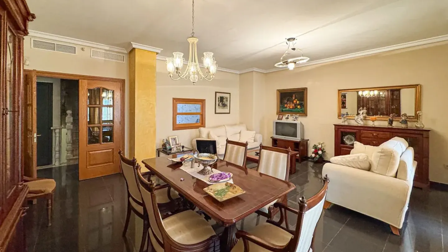 Spacious 3-Bedroom House with Elevator in Roquetas de Mar - Image 2