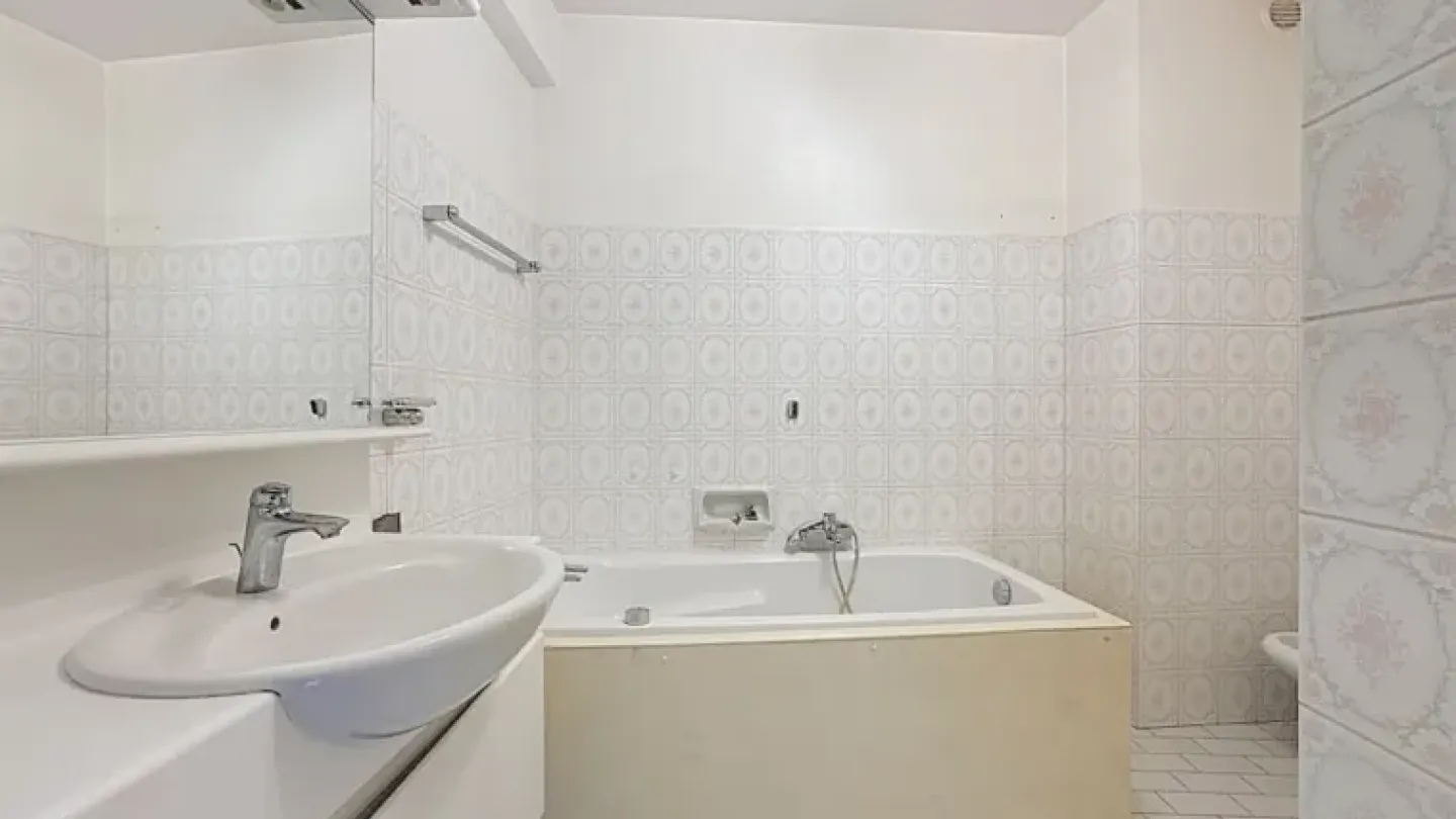 Spacious Apartment with 2 Terraces, Garage & Renovation Potential - Image 1