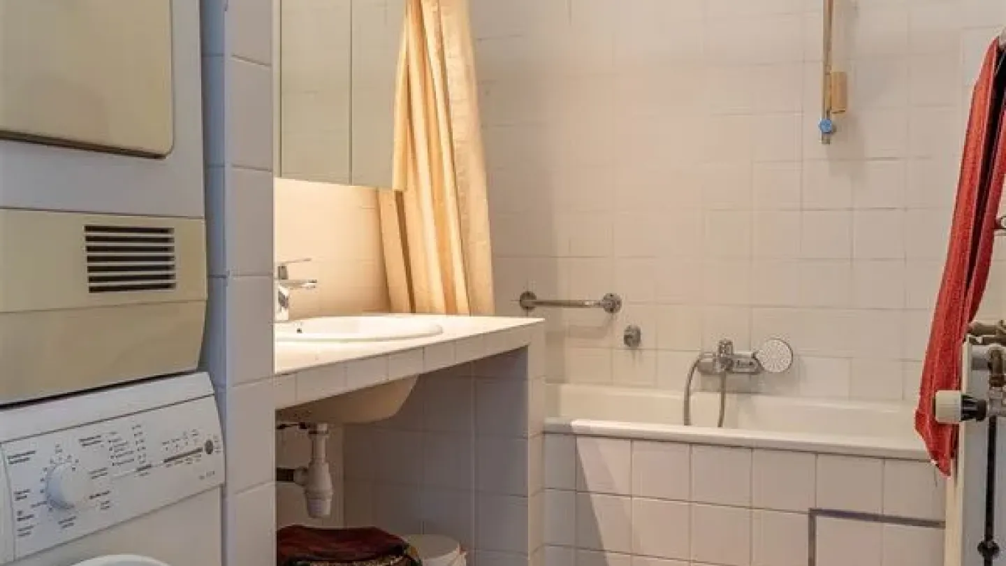 Bright Apartment with Authentic Charm Near Ixelles Cemetery, Brussels - Image 5