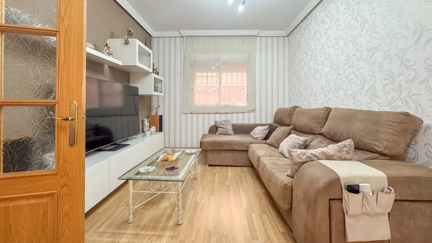 Spacious 5-Bedroom Triplex with Large Terrace in Almería - Image 2