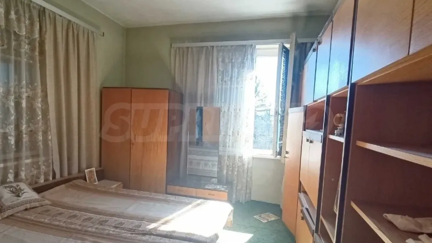 Spacious 3-Bedroom Apartment with Attic in Veliko Tarnovo Center - Image 5