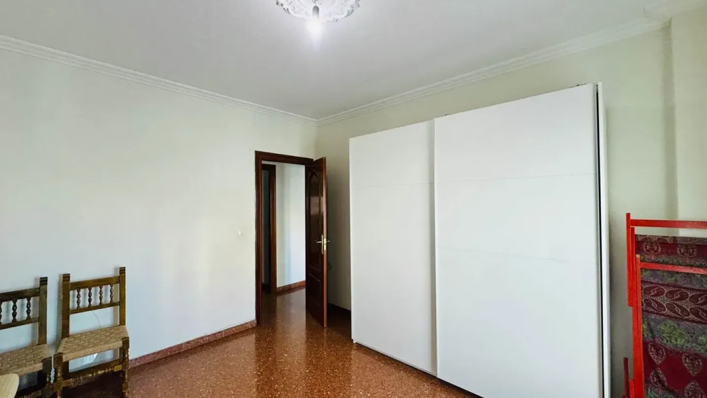 Spacious 4-Bedroom Apartment with Terrace in Almería, Spain - Image 3