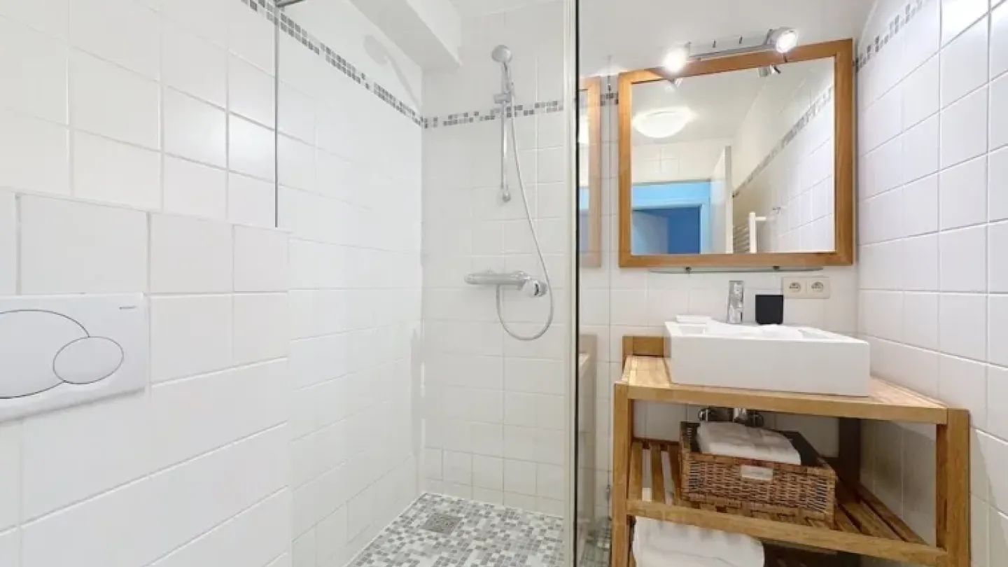 Spacious 3-Bedroom Apartment with Park Views in Brussels - Image 5