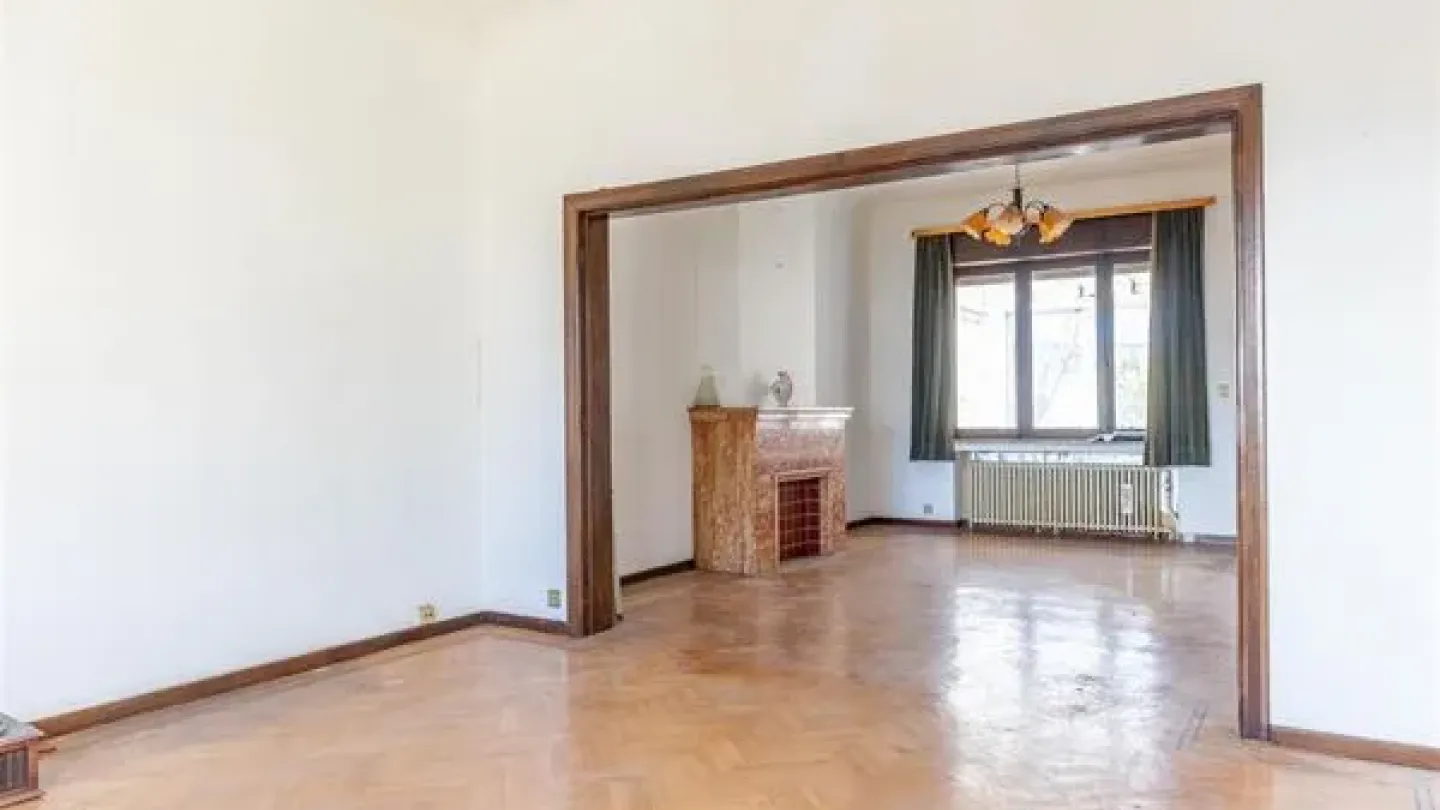 Spacious Royal Uccle Home: Renovation Opportunity with High Potential - Image 2