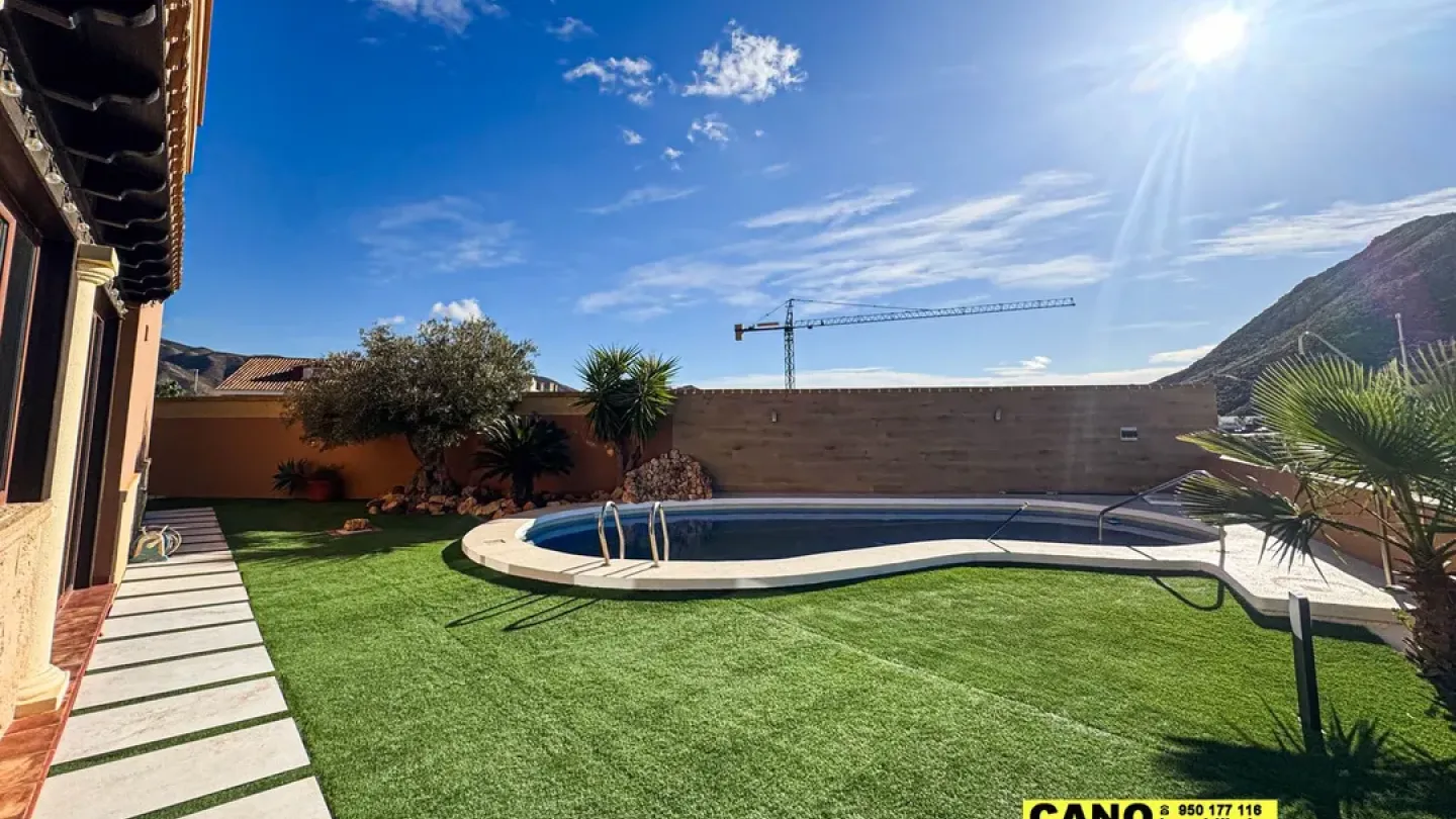 Spacious Chalet with Pool & Golf Views in Envía Golf, Spain - Image 3