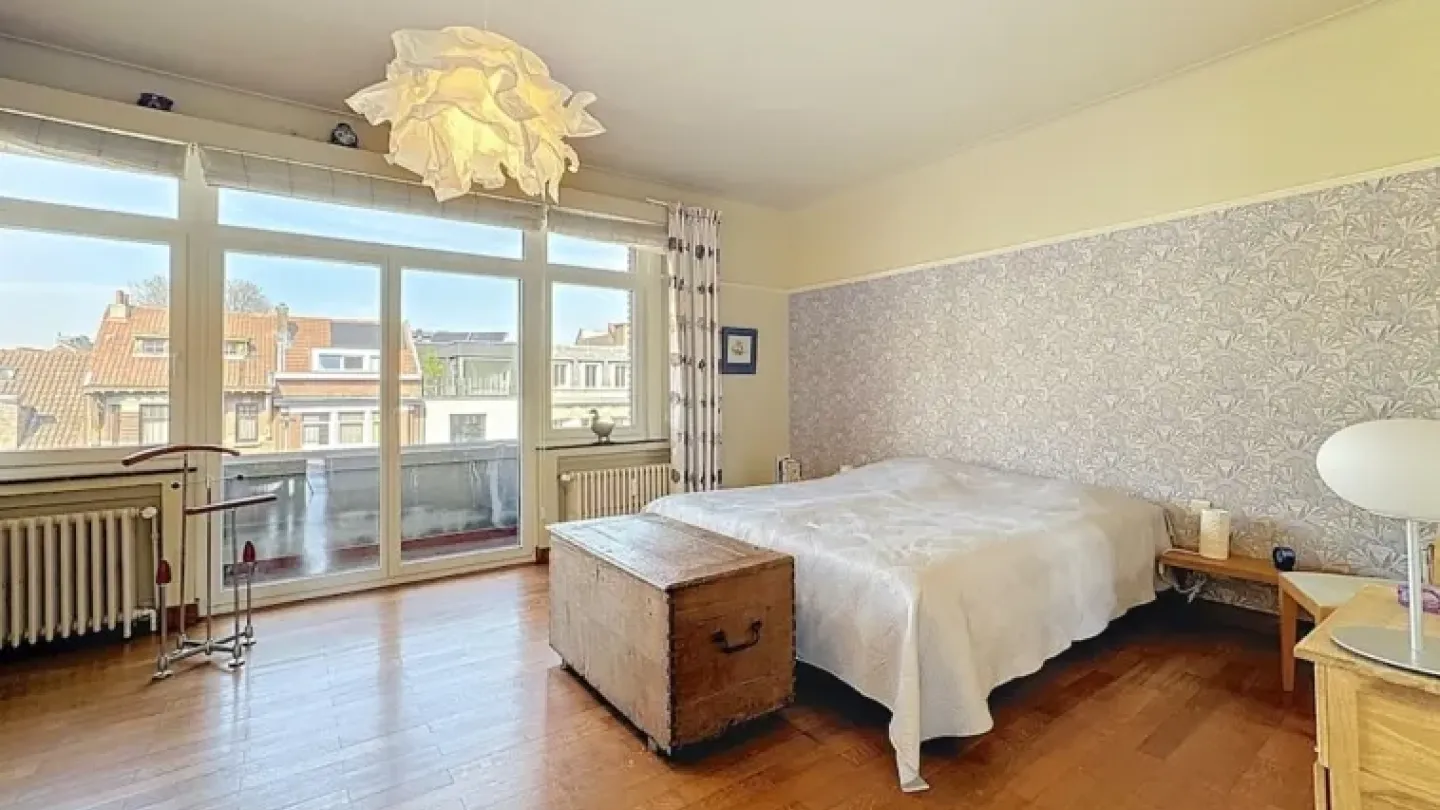 Spacious Duplex Penthouse with Terrace in Prime Brussels Location - Image 3