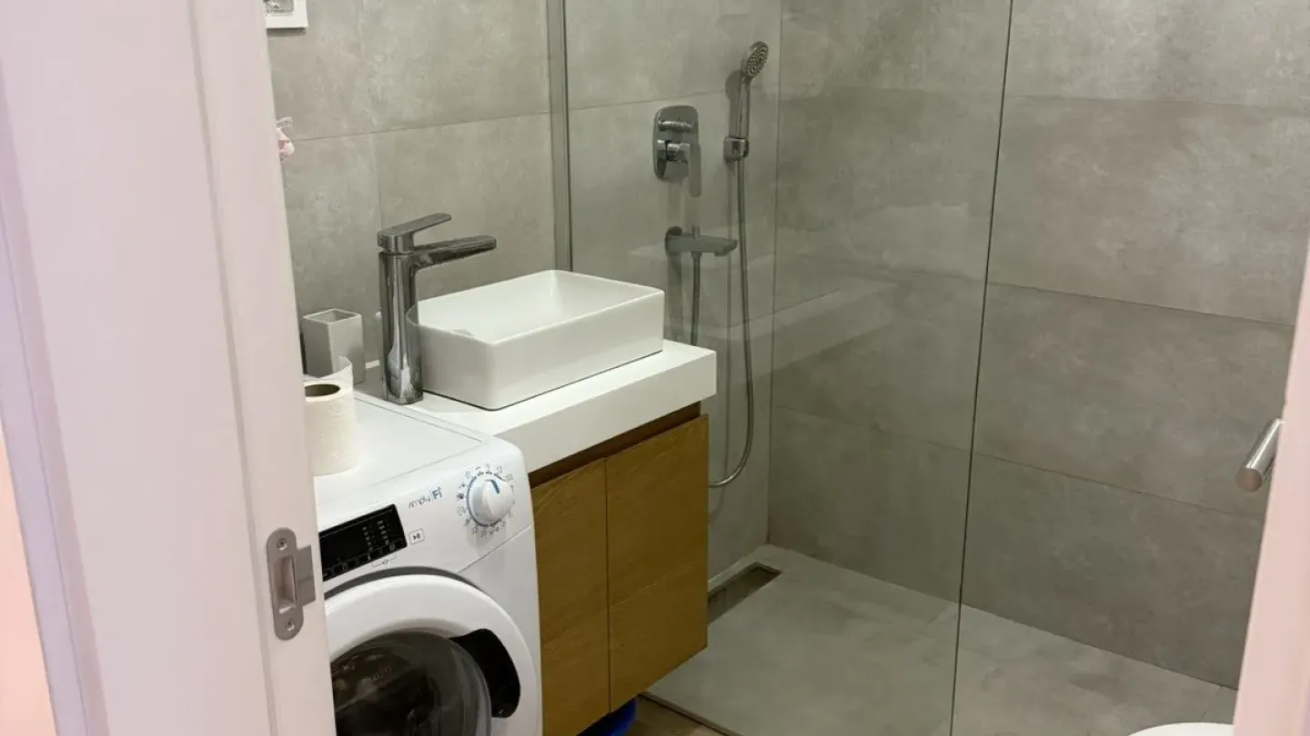 Bright 2-Bedroom Apartment for Rent in Vračar, Belgrade with Garage - Image 4