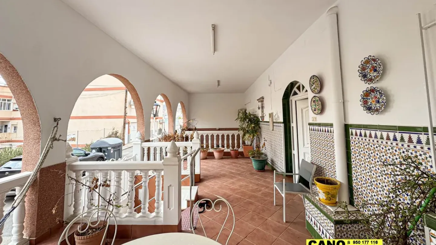 Spacious 4-Bedroom House in Viator with Porch and Garden for Sale - Image 1