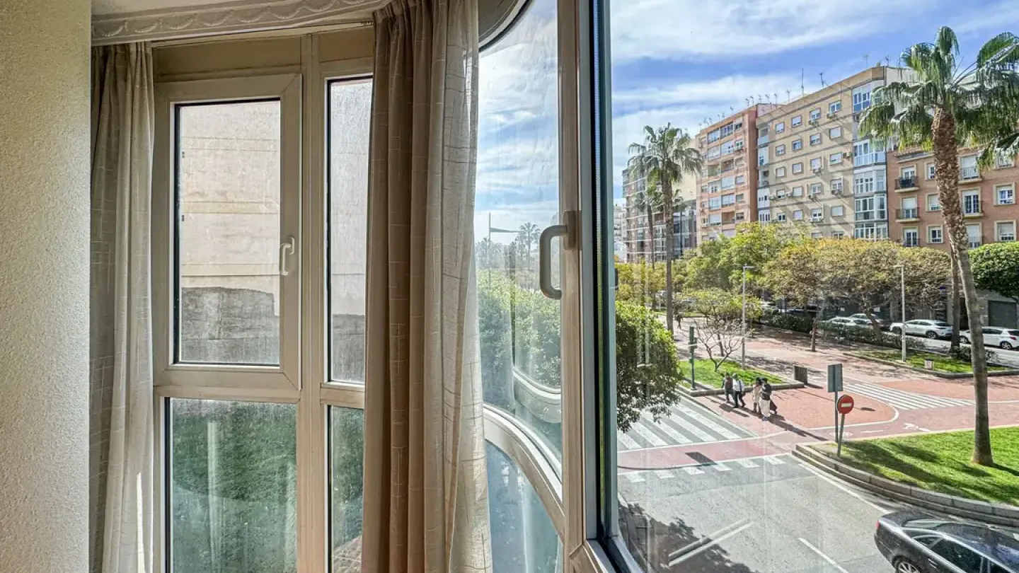 Spacious 4-Bedroom Apartment with Lift in Prime Almería Rambla Location - Image 3