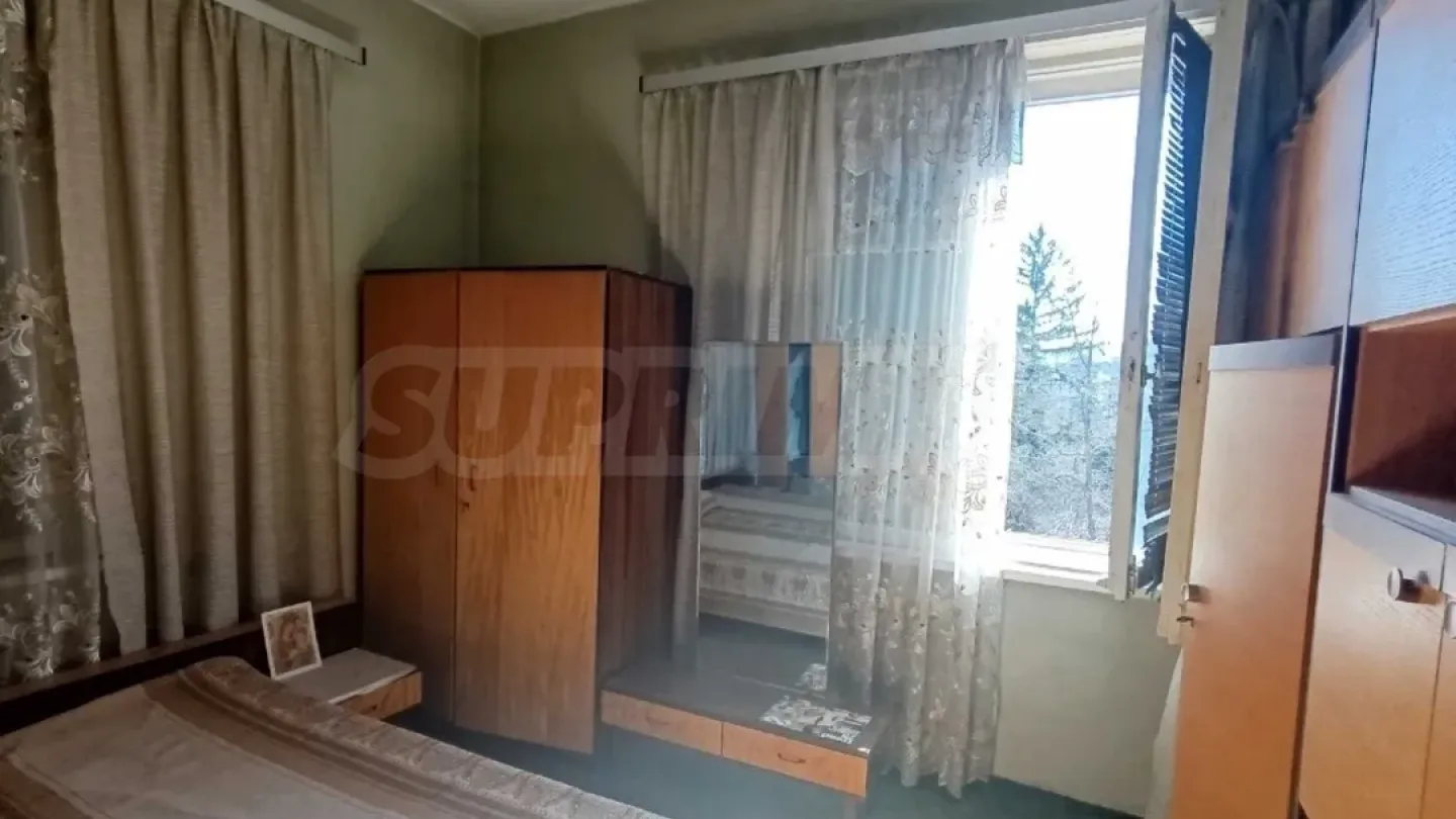 Spacious 3-Bedroom Apartment with Attic in Veliko Tarnovo Center - Image 3
