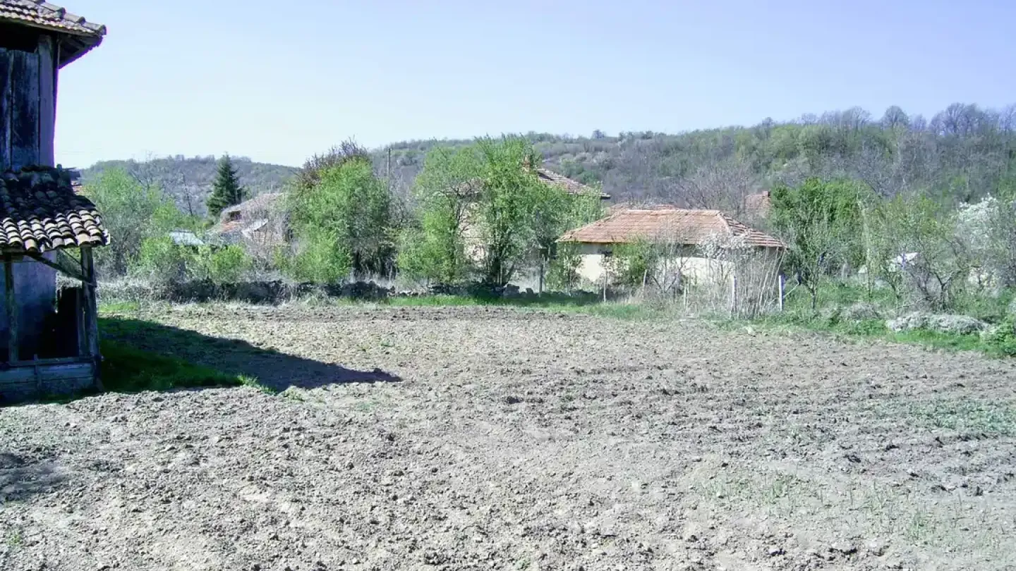 Charming South-Facing House with Land in Picturesque Vidin Region, Bulgaria - Image 3