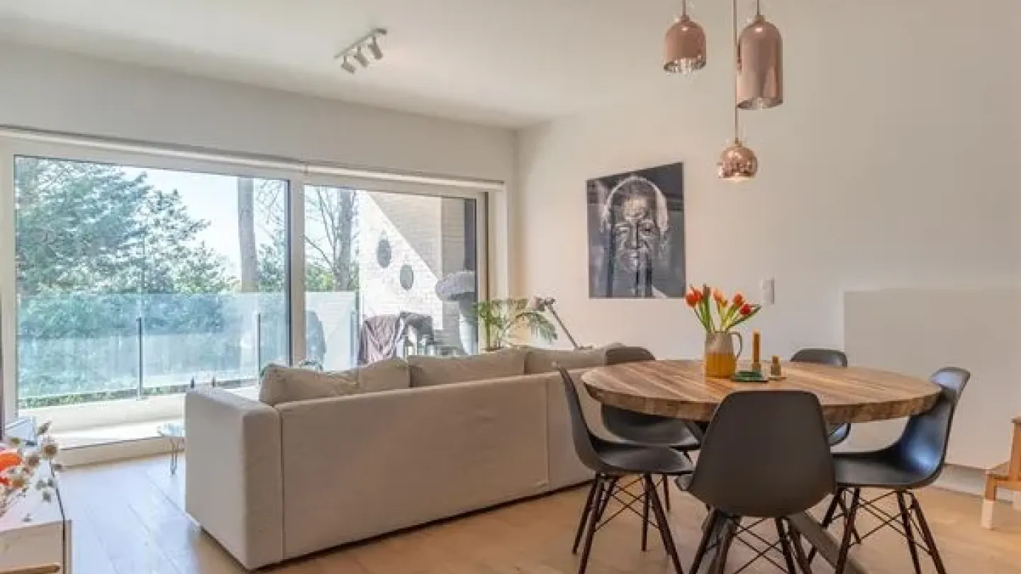 South-Facing Terrace, Parking & Modern Amenities in Ukkel Apartment - Image 2