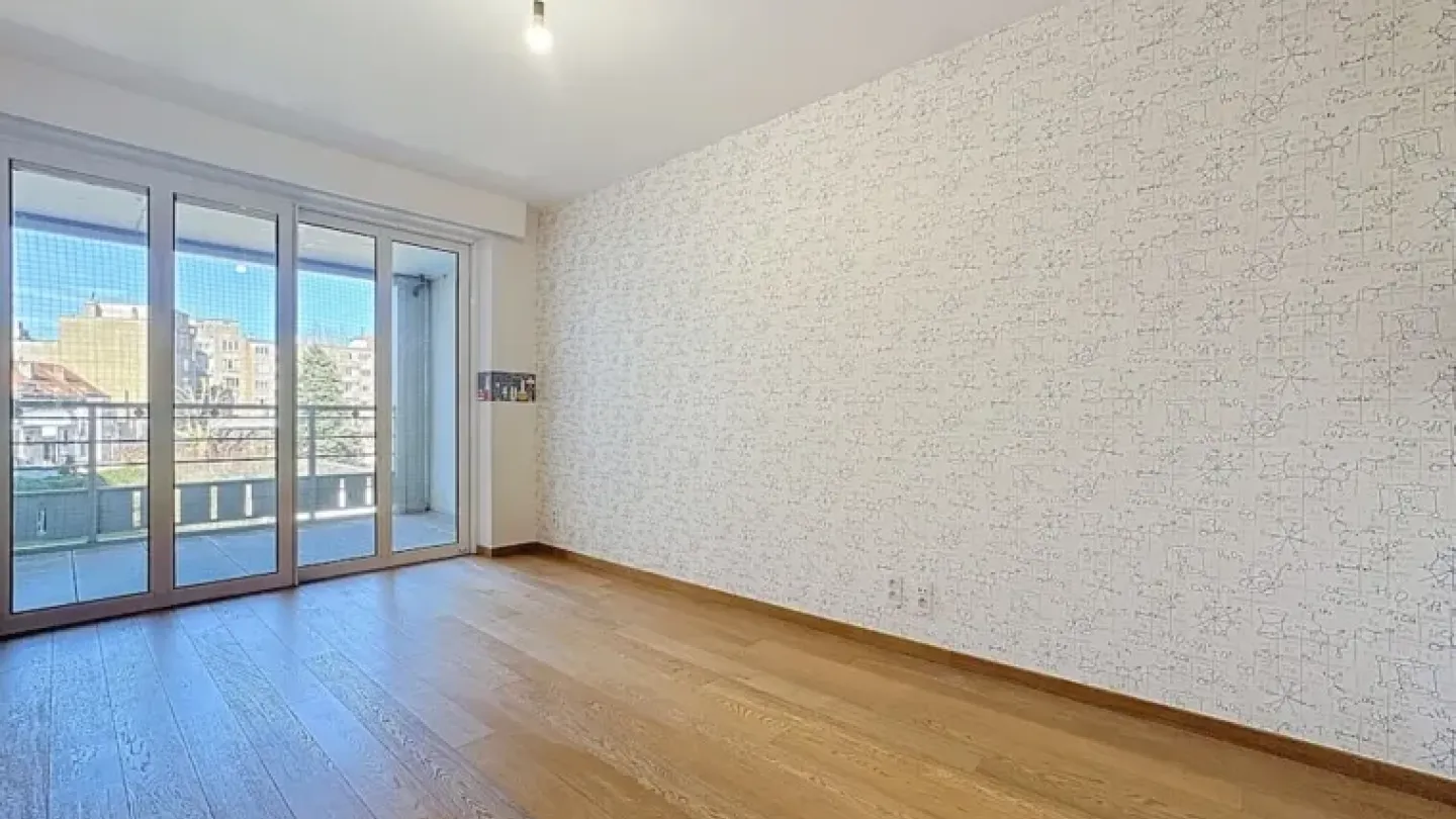 Spacious Brussels Penthouse Triplex with Rooftop Terrace & Parking - Image 3