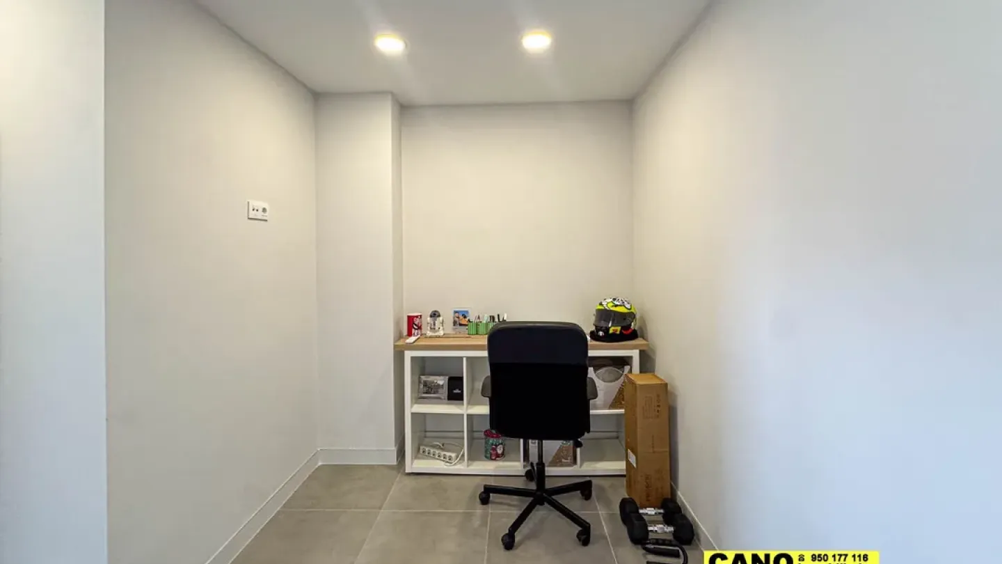 Spacious, Renovated Apartment with Stunning Sea Views in Almería - Image 4