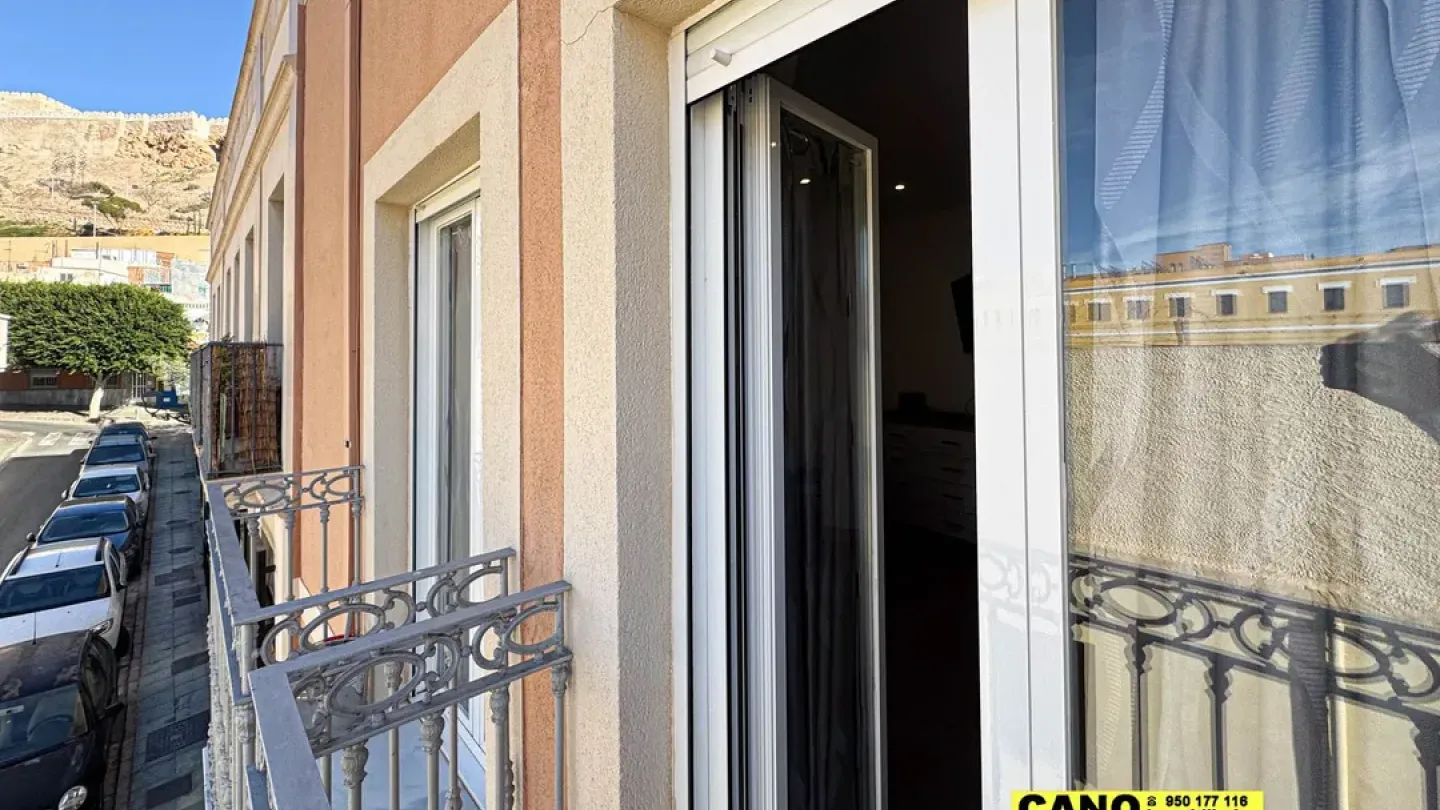 Spacious Refurbished Triplex Apartment in Central Almería, Spain - Image 2