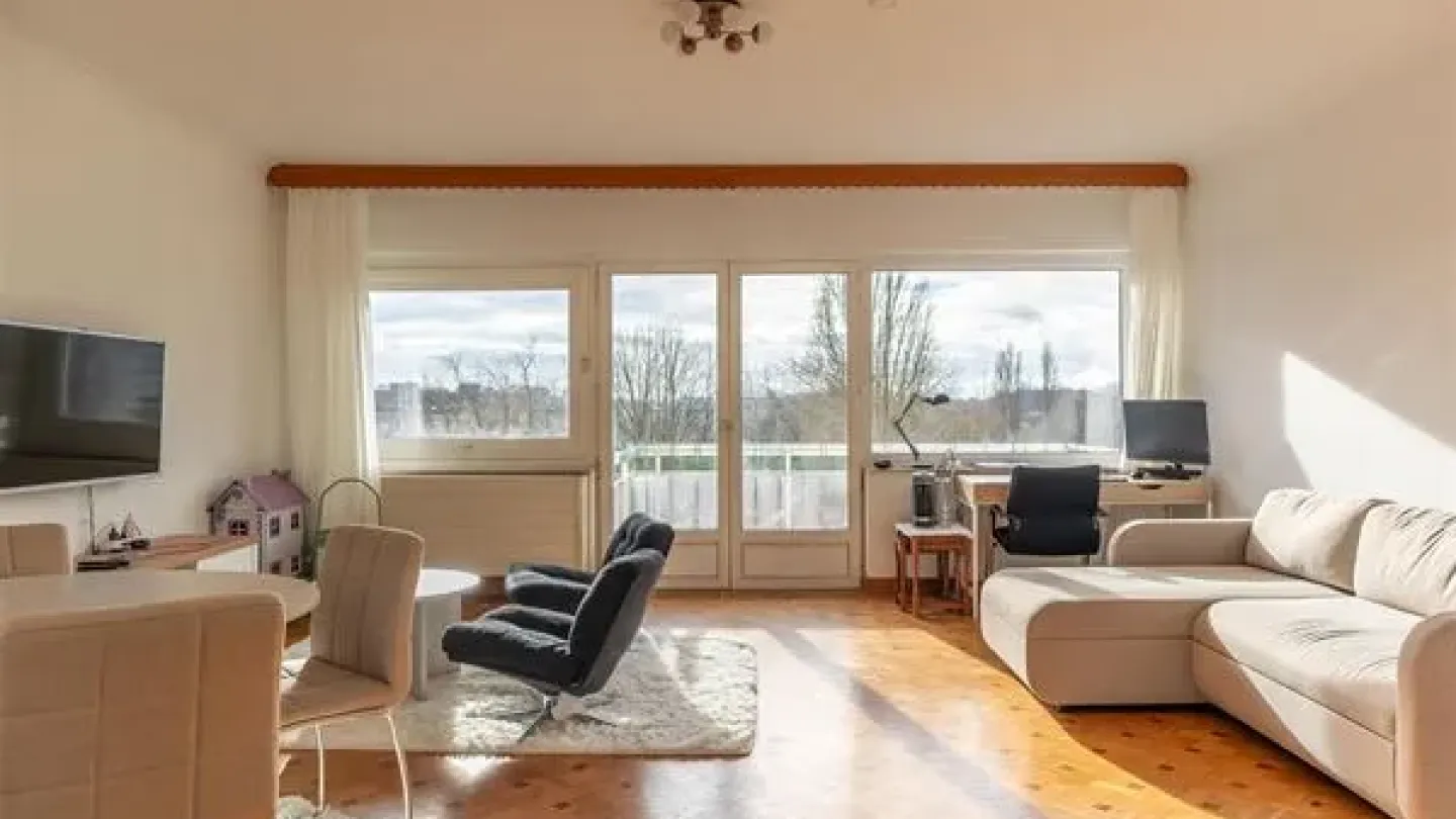 Spacious Anderlecht Apartment with Ponds Views & Garage Box - Image 3