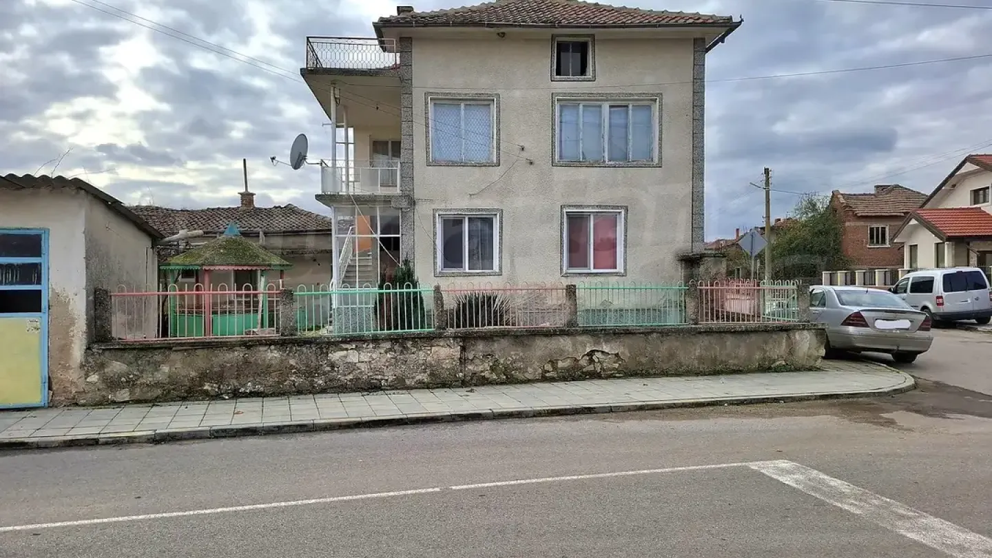 Spacious Two-Story House with Garden in Ustrem Village, Bulgaria - Image 4