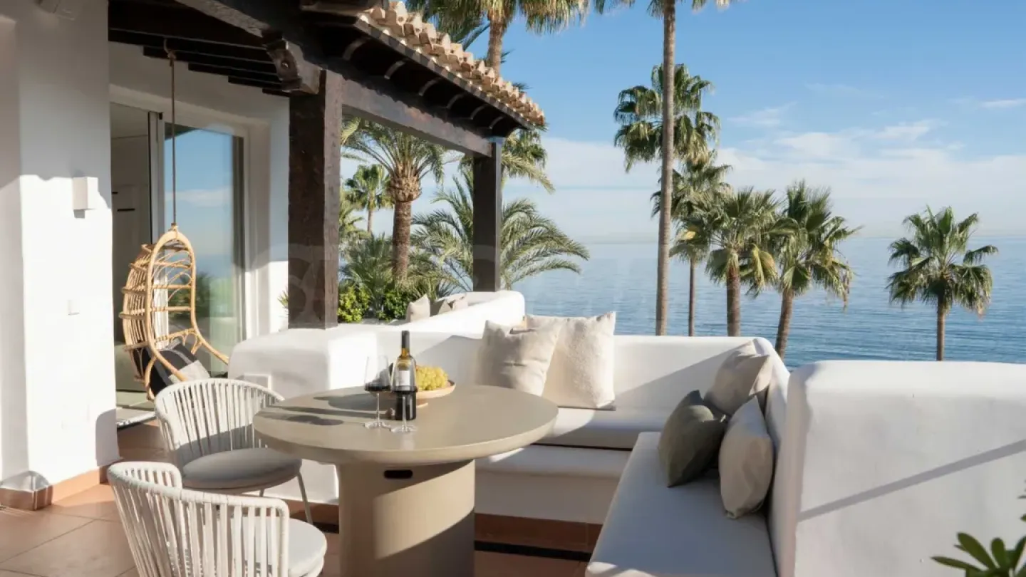 First-Line Beach Penthouse with Stunning Sea Views in Estepona - Image 3