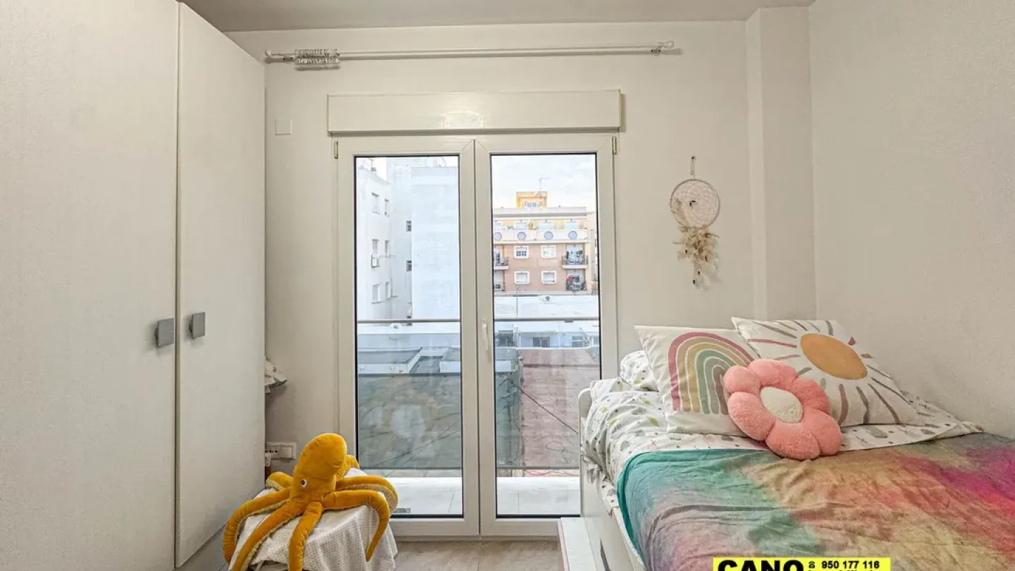 Spacious 3-Bedroom Apartment with 2 Bathrooms in Roquetas de Mar - Image 3