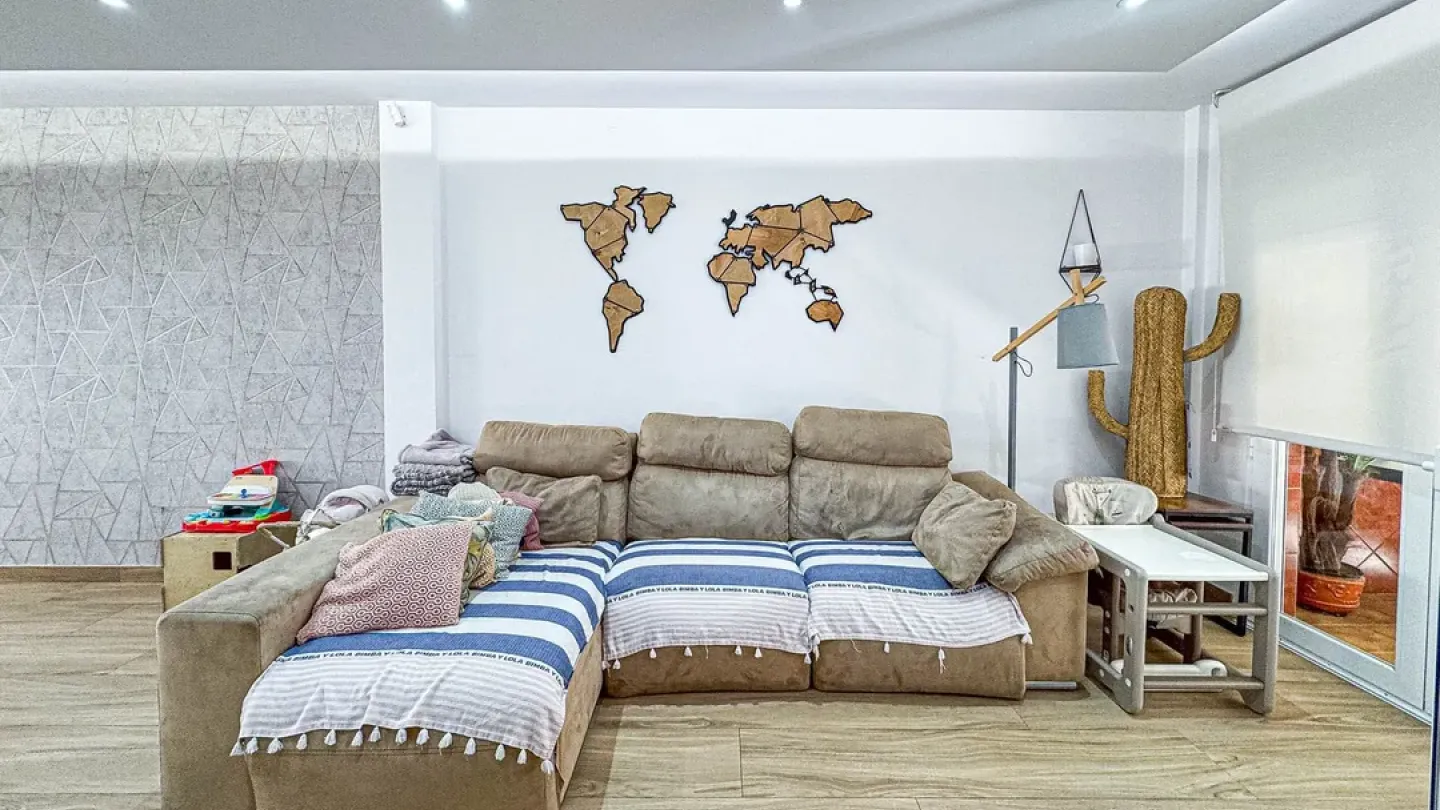 Spacious Triplex Apartment with Garage and Solar Panels in Roquetas de Mar - Image 4