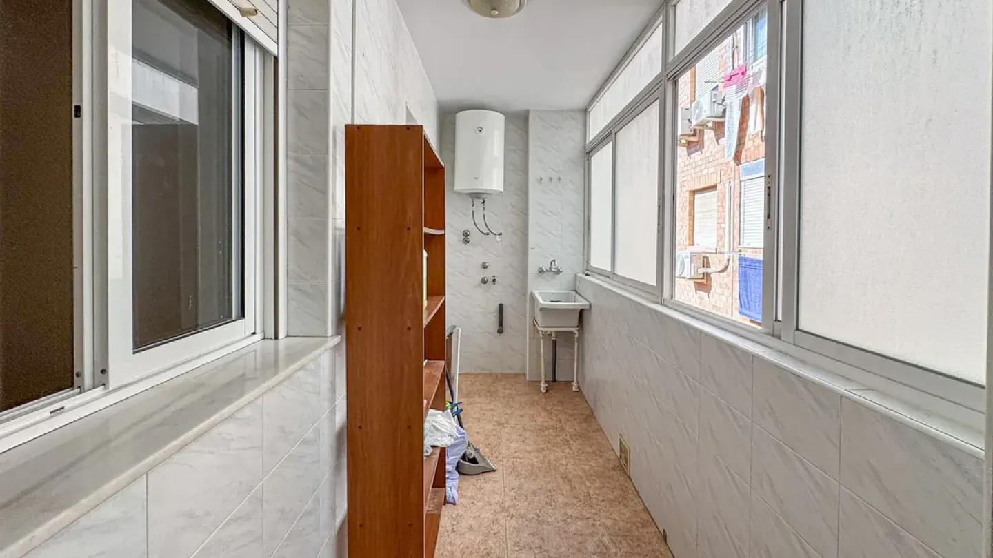 Spacious 3-Bedroom Apartment in Almería Capital with South-East Exposure - Image 5