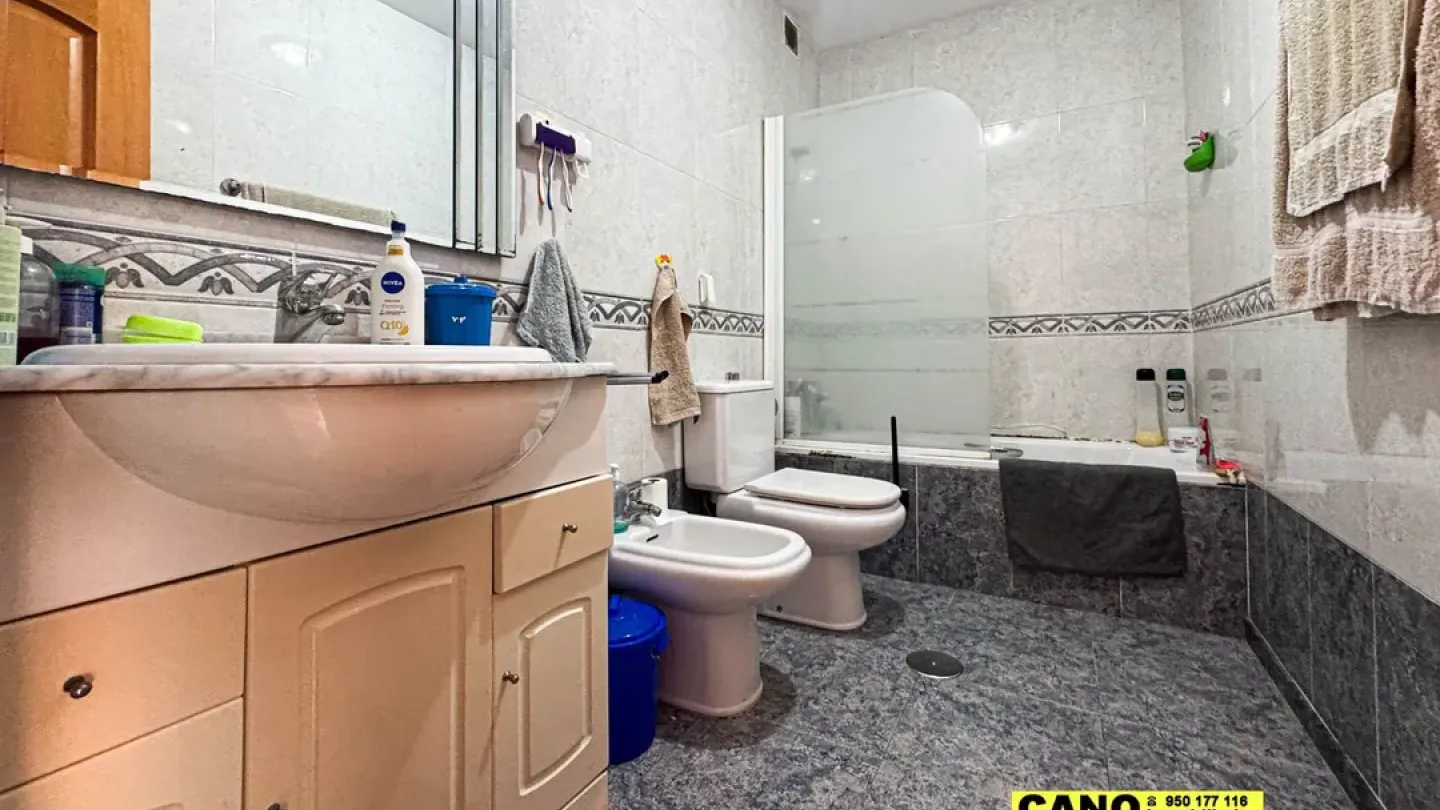 Spacious 4-Bedroom Apartment in Central Almería - Ready to Move In - Image 5