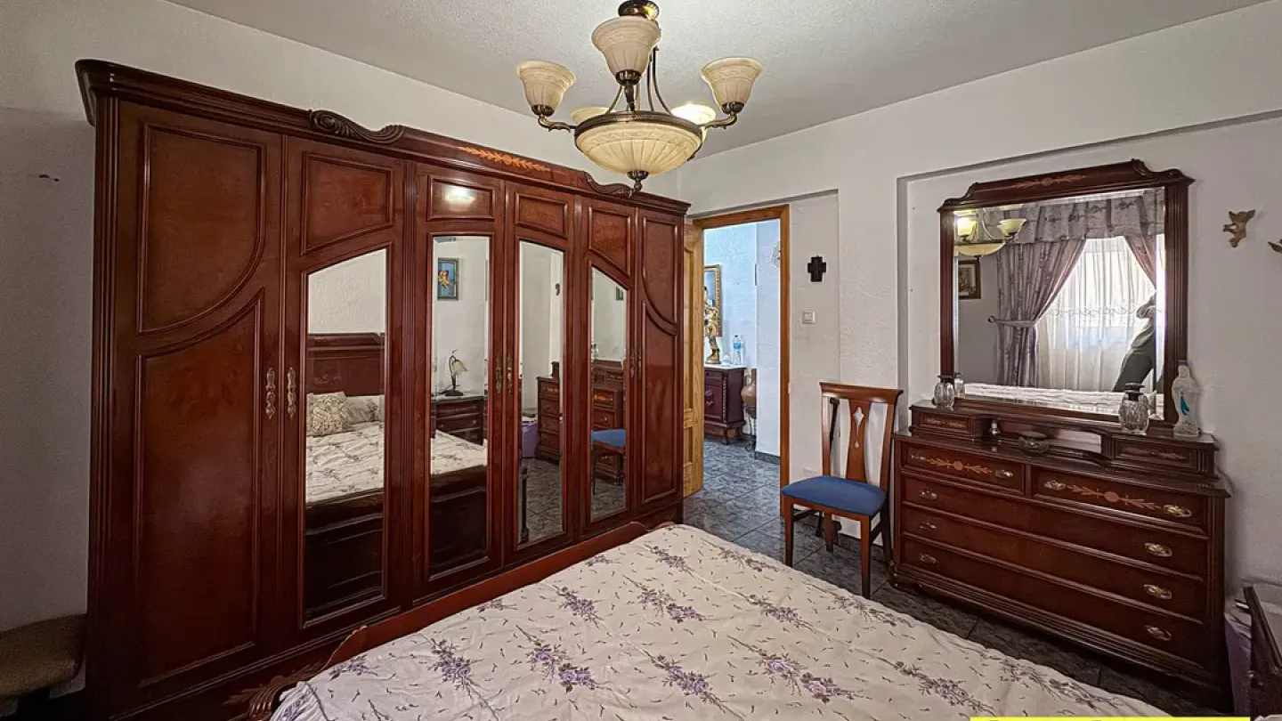 Spacious 3-Bedroom Apartment with Terrace in Viator, Spain - Image 1