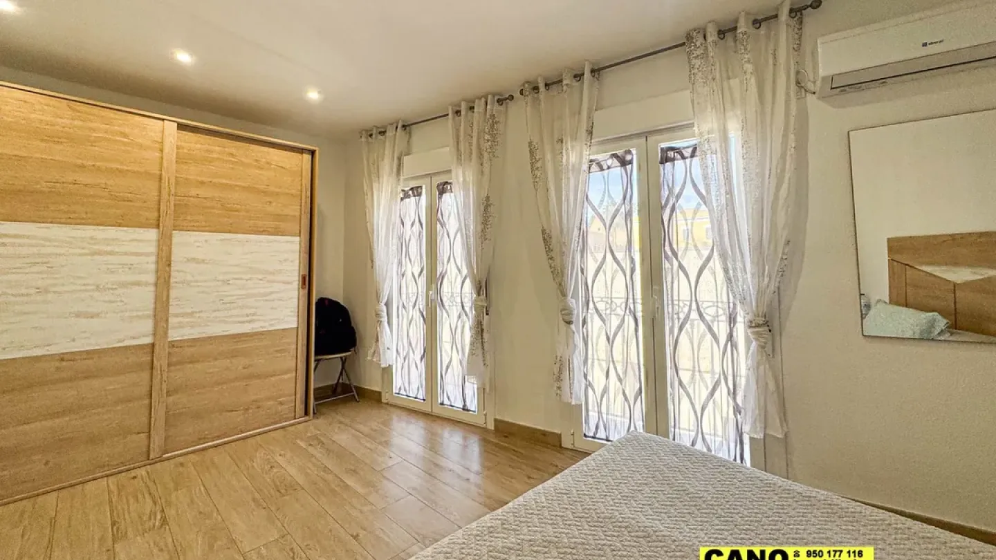 Spacious Refurbished Triplex Apartment in Central Almería, Spain - Image 5