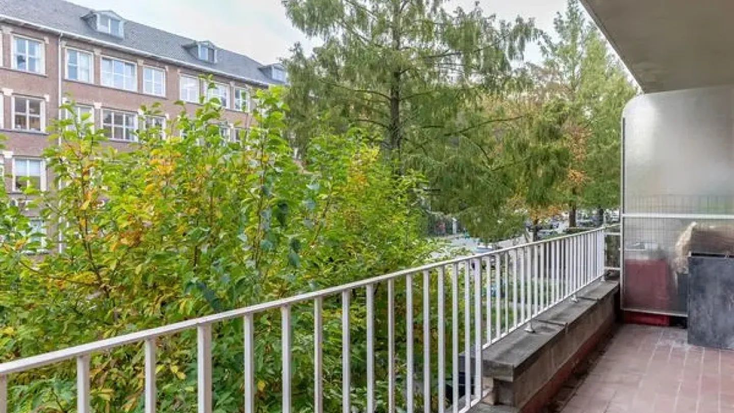 Spacious One-Bedroom Apartment with Terraces and Garage in Ukkel - Image 3