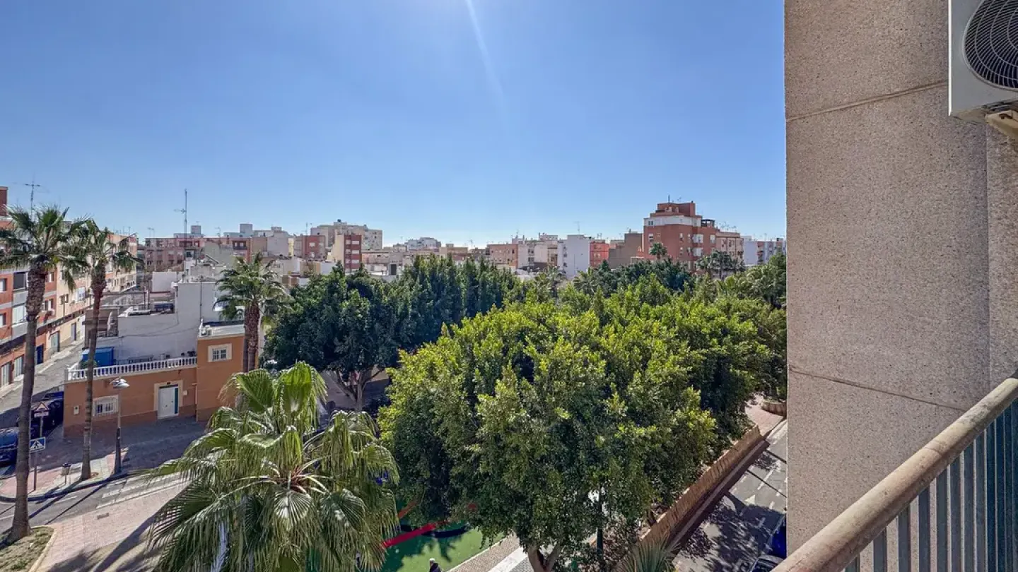 Spacious 3-Bedroom Apartment in Almería Capital with South-East Exposure - Image 2