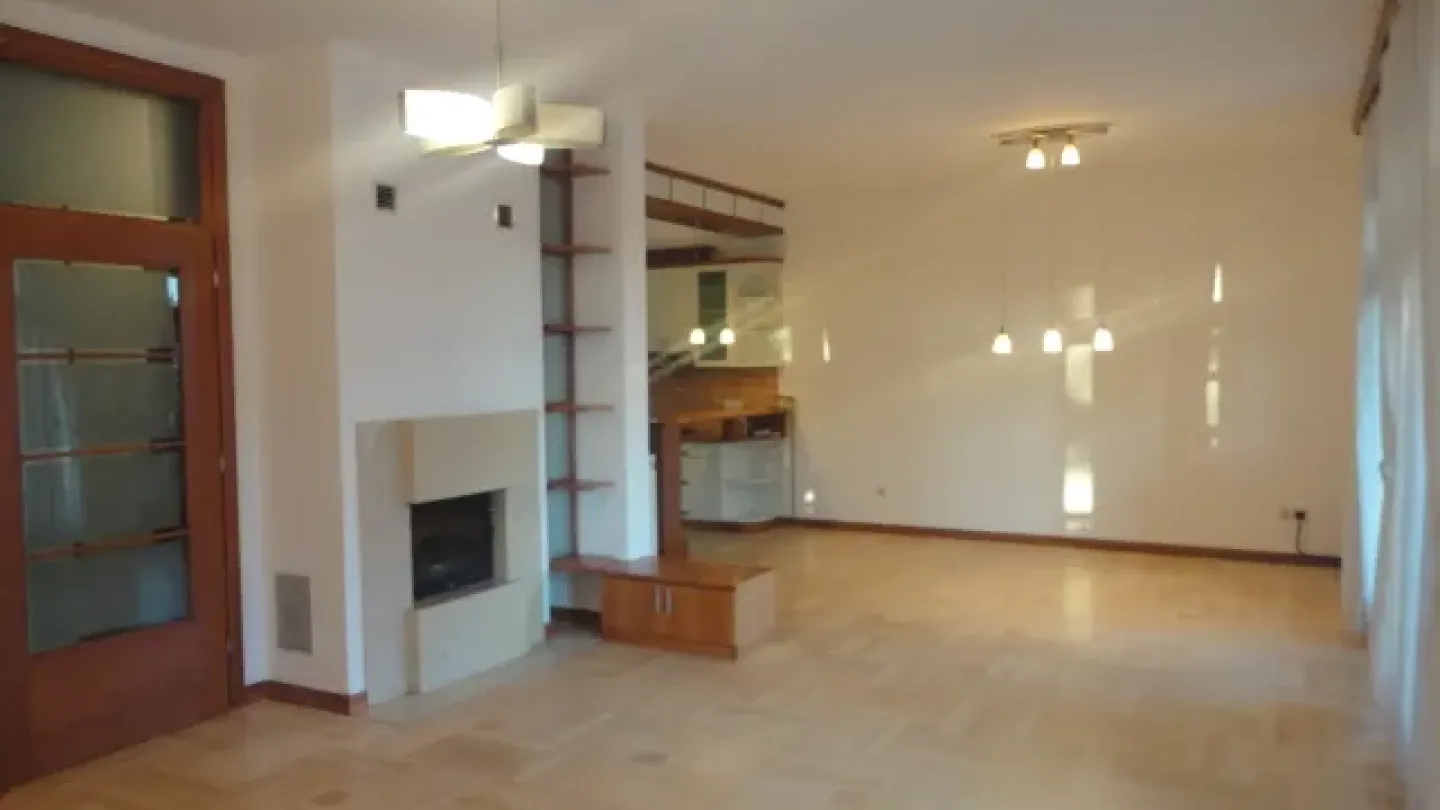 Spacious House with 5 Bedrooms Near Topčiderska Zvezda - Image 1