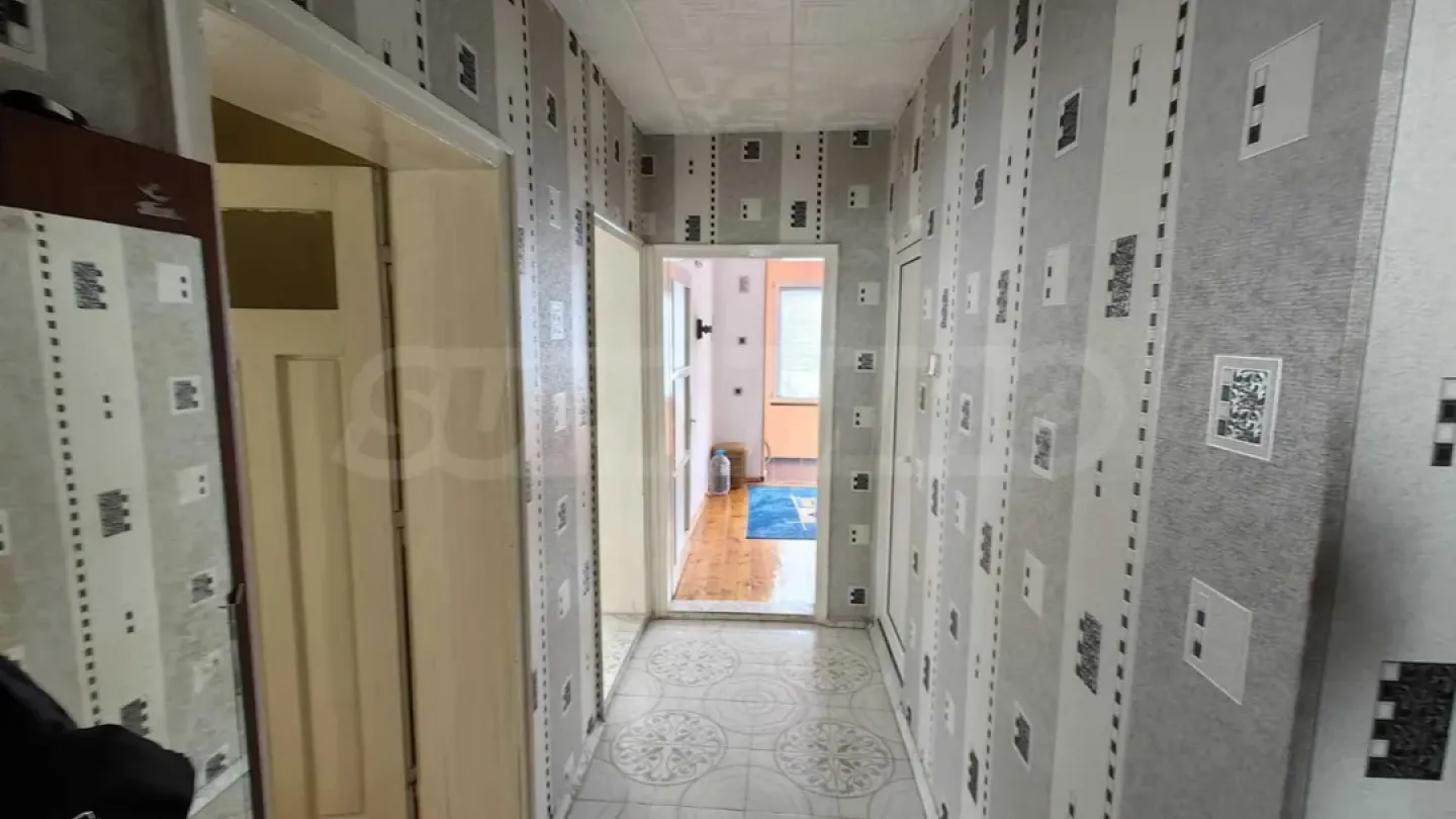 Spacious 2-Bed Apartment w/ Garage & Garden - Image 3