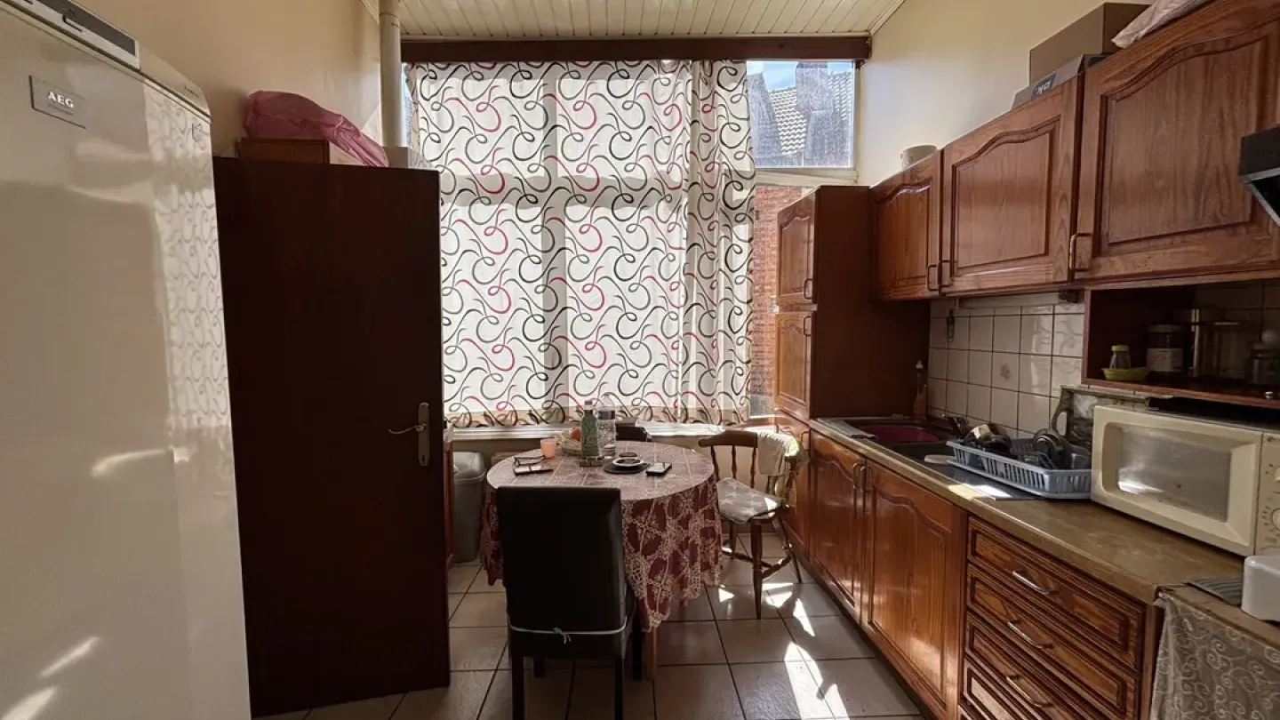 Spacious 4-Bedroom Apartment in Brussels with Historic Charm - Image 3