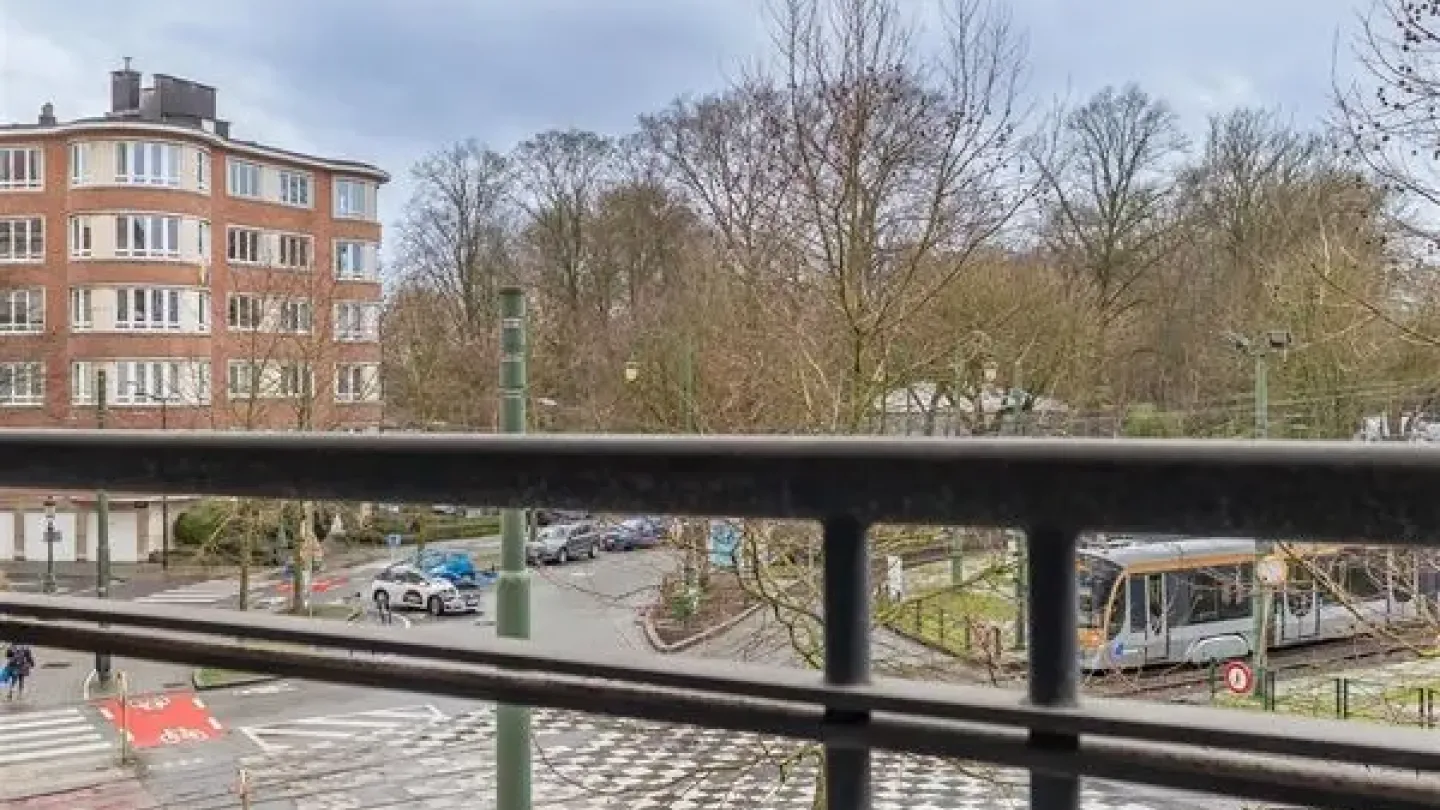 Spacious 3-Bedroom Apartment with Parking in Winston Churchill, Ukkel - Image 2