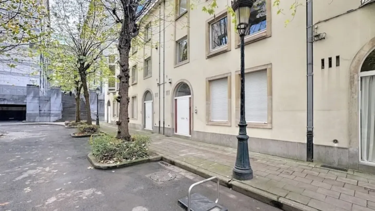 Spacious 3-Bedroom House with Outdoor Space in Brussels' Sablon - Image 5