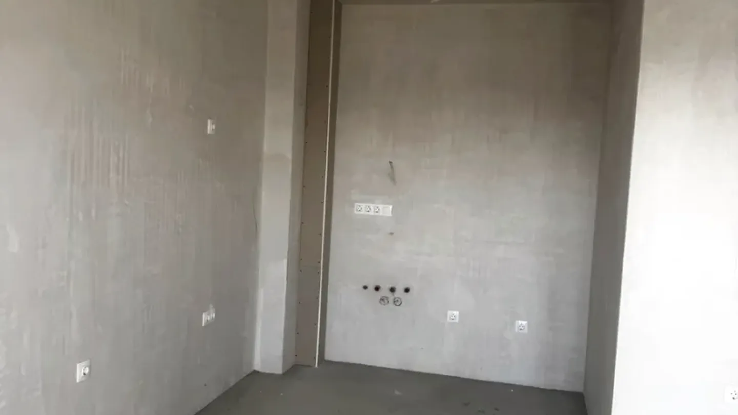 Spacious, Fully Furnished One-Bedroom Apartment in New Plovdiv Building - Image 1