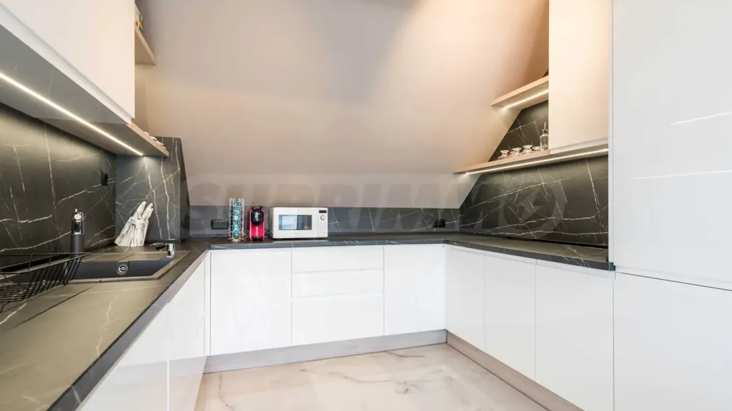 Spacious Seafront Apartment with Stunning Varna Views - Image 1