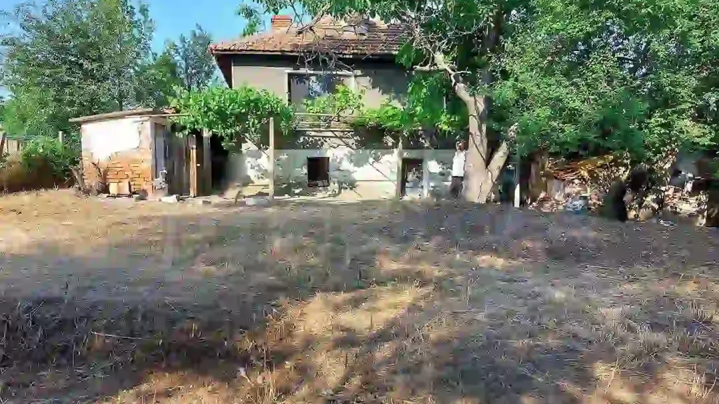 Granite Stone House with Spacious Rooms in Granitovo - Image 1