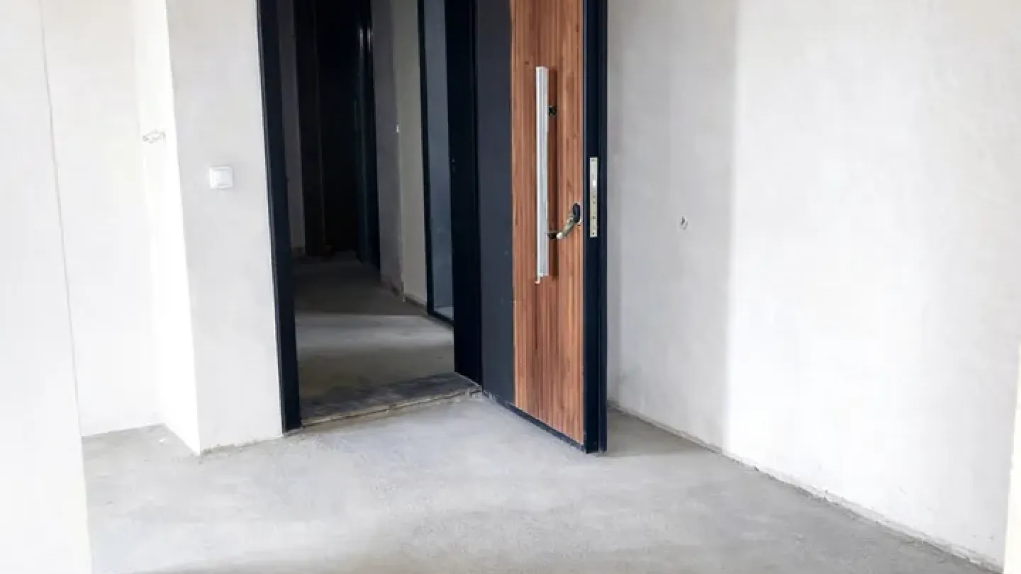 Spacious 2-Bed Apartment with Mountain Views & Panoramic Terrace - Image 2