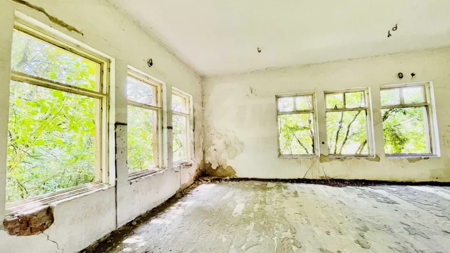 Spacious Two-Building Estate Near Ruse with Park Land - Image 5